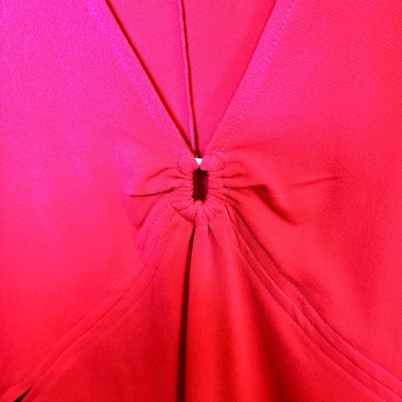 BOLD elements Cut to Curve with cut out and keyhole elements Shirt - Picture 4 of 9